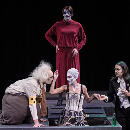 Κι όμως, υπάρχουν παραστάσεις που φέρνουν το θέατρο... μέσα στο θέατρο