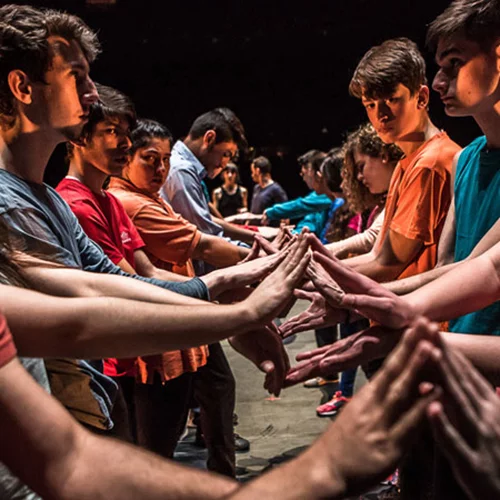 Οι έφηβοι συν-δημιουργούν χορεύοντας