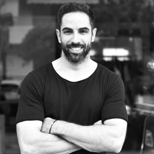 8-Clothing: Η εξέλιξη μιας οικογενειακής ιστορίας 