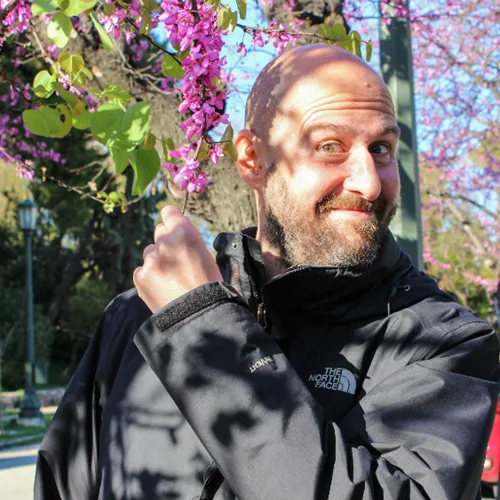 Αριστοτέλη, πόσο δύσκολο είναι να φτιάξεις μια stand up παράσταση με λογοπαίγνια;