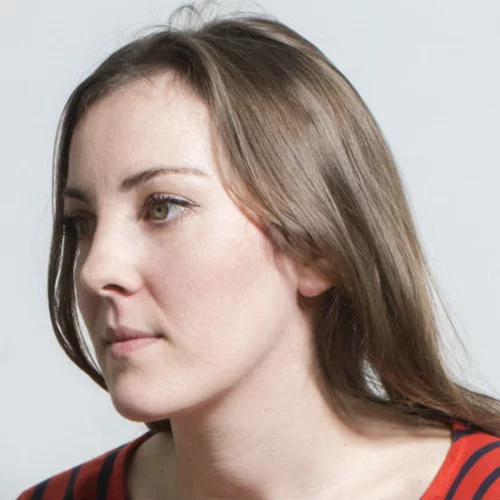 Η Λεονόρ Σεράιγ στέλνει γράμμα αγάπης (και μίσους) στο Παρίσι