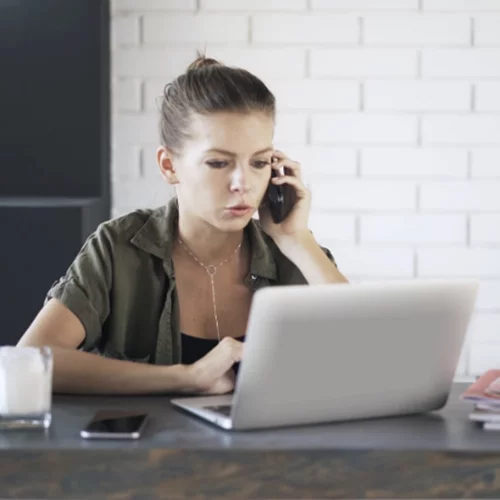 Screen Face: Και όμως υπάρχει κάτι πιο επικίνδυνο από την ηλιακή ακτινοβολία για την επιδερμίδα 