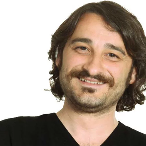 Ο Βασίλης Χαραλαμπόπουλος είναι «…in love»