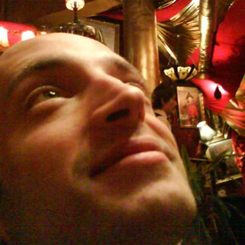 Ο Γιώργος Σαχίνης περιγράφει την εμπειρία των περιπατητικών παραστάσεων