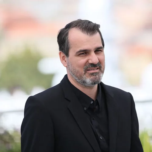 Κορνέλ Μουντρούτσο: Βάζοντας την κοινωνία στο μικροσκόπιο