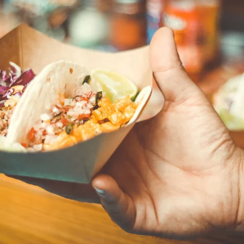 Στην αυλή του «Mr Peacock» γίνεται μεγάλη fiesta