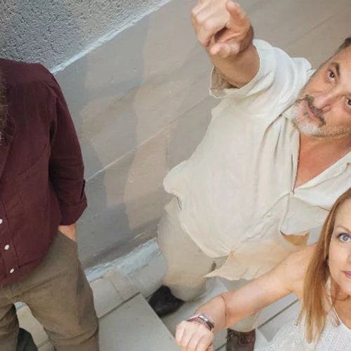 Παγκόσμια πρεμιέρα και δίγλωσση παράσταση στο Από Μηχανής