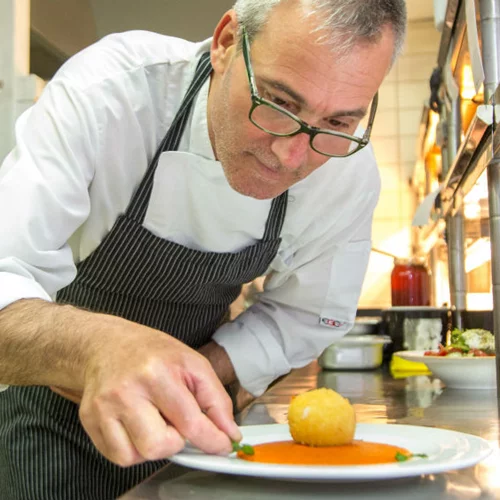 Ο τολμηρός υμνητής της Φλωρινιώτικης κουζίνας έστρωσε τραπέζι