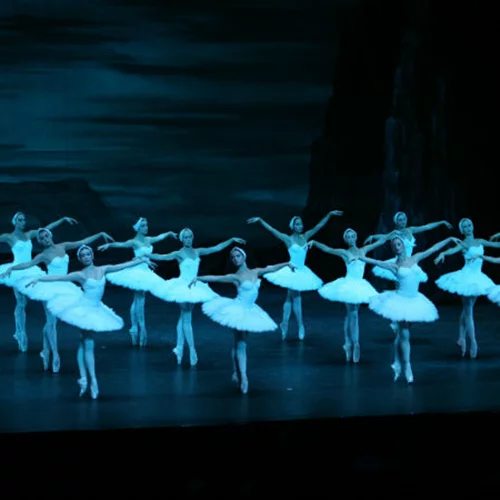 Η θρυλική «Λίμνη των Κύκνων» του Γιούρι Γκριγκορόβιτς στο Μέγαρο Μουσικής Αθηνών