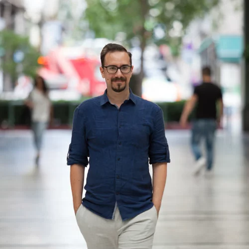 Ο Βαγγέλης Γιαννίσης έγραψε τη «Σκιά» που θα στοιχειώσει κάθε αναγνώστη