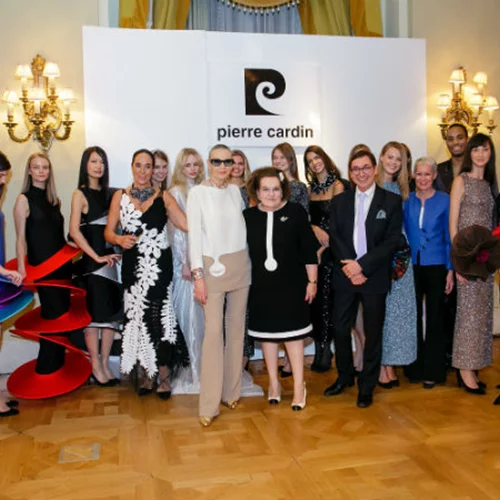 O Pierre Cardin σε μια φιλανθρωπική βραδιά 