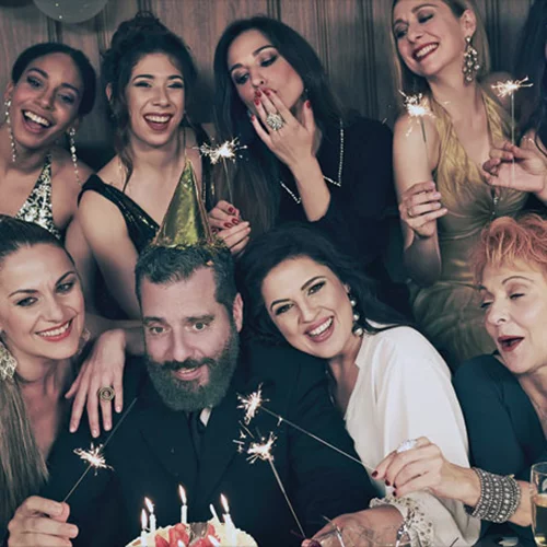 Ο Γιώργος Πέτρου με «Παρέα» του το μιούζικαλ