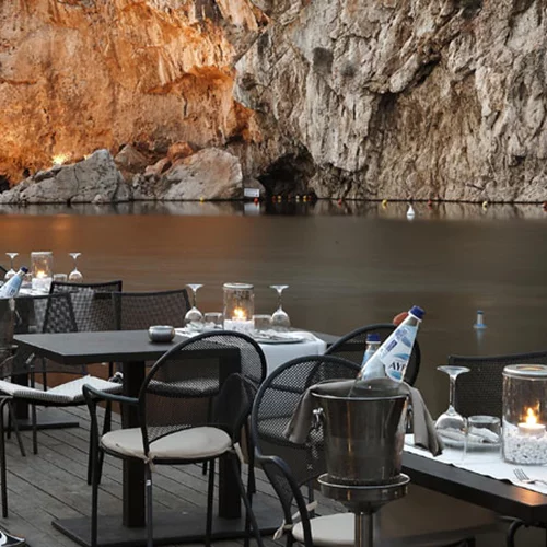 Στη Λίμνη Βουλιαγμένης απολαμβάνεις «Unique» γεύσεις και ατμόσφαιρα