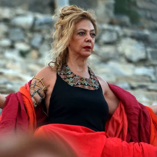 Τελευταία ευκαιρία να απολαύσεις τον «Ίωνα» του Ευριπίδη με τη Δήμητρα Χατούπη και τον Κωνσταντίνο Μπιμπή