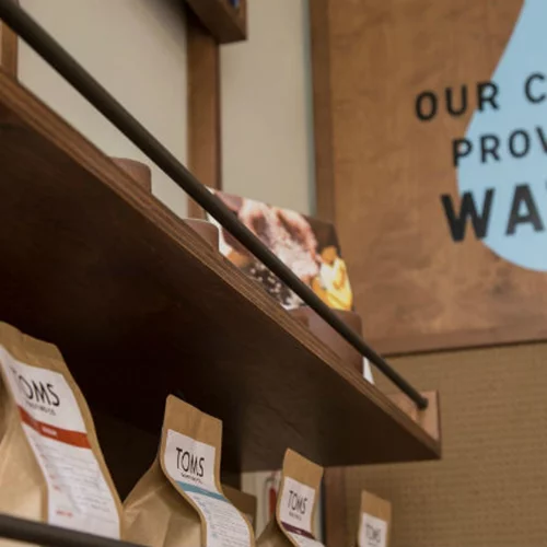 TOMS café και στην Αθήνα 