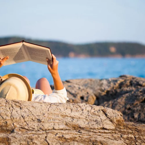 8 βιβλιο-προτάσεις ιδανικές για θερινές αναγνώσεις