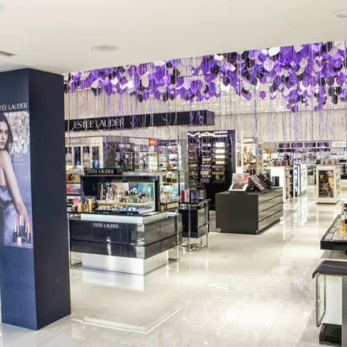 Ένα «υπερκατάστημα» καλλυντικών στην Ομόνοια 