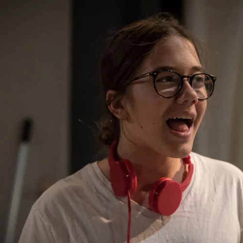 Ασυνόδευτοι ικέτες και ικέτιδες ανεβαίνουν στη σκηνή