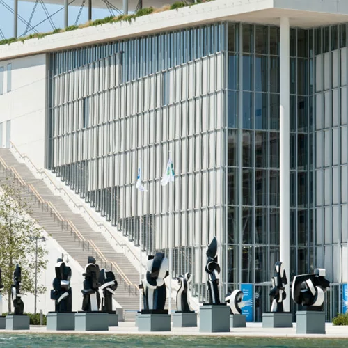 Τα ασπρόμαυρα γλυπτά της Σοφίας Βάρη γίνονται οι οικοδεσπότες στο Σταύρος Νιάρχος