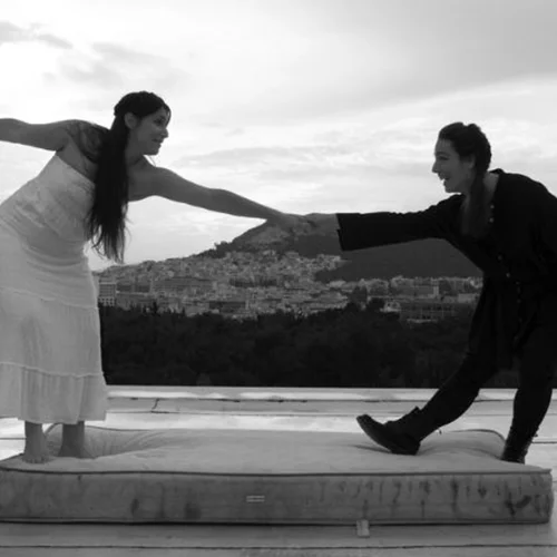 Ποιος είπε ότι το θέατρο δεν χωράει μέσα σε μία βαλίτσα;