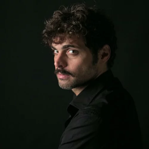 Γιώργος Παπαγεωργίου: «Μεγάλωσα με γουόκμαν στ’ αυτιά, κασέτα TDK και στίχους του Αγγελάκα γραμμένους στα τετράδια»