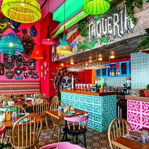 Εξερευνήσαμε το πολύχρωμο μικροσύμπαν του «Mamacita» στην Πλάκα