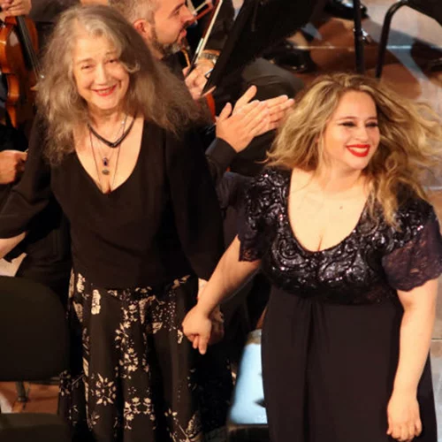 Χιούμορ, στοχαστικότητα και ...η θρυλική Μάρτα Άργκεριχ σε συναυλίες της ΚΟΑ