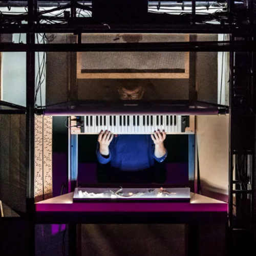 Η πρωτοπορία βρίσκει Στέγη