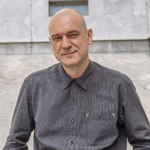 Τσέζαρις Γκραουζίνις: «Οι “Δούλες” έχουν έντονη τη μυρωδιά της φυλακής, όπως και το θέατρο»