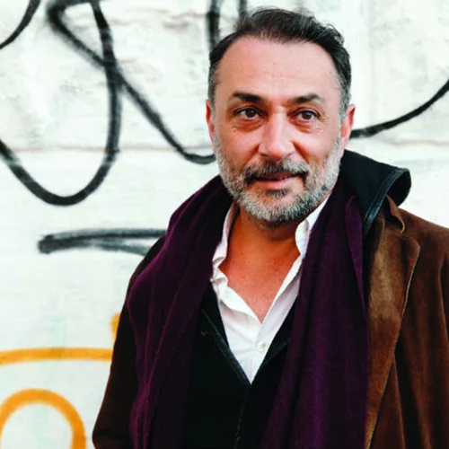 Ο Βασίλης Κουκαλάνι κάνει θέατρο που διαπαιδαγωγεί κι εμψυχώνει