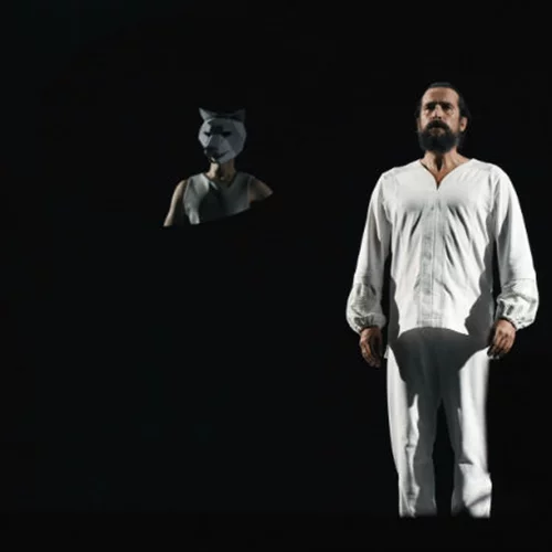 Ο Τάσος Νούσιας είναι ο Ριχάρδος ο Β’ και μας μιλά για όλα αυτά που απασχολούν τον ίδιο αλλά κι εμάς 