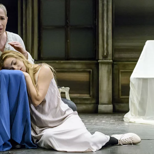 Ο Κωνσταντίνος Μαρκουλάκης σκηνοθετεί ένα σημαδιακό «Βυσσινόκηπο»