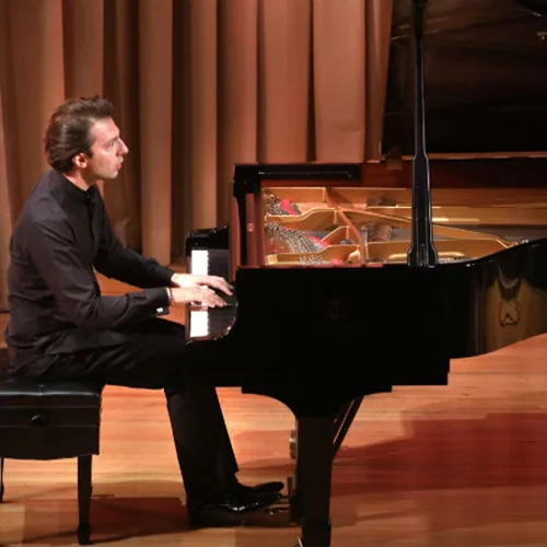 Ακούσαμε τον πιανίστα Βασίλη Βαρβαρέσο στον «Παρνασσό» και το «Μέγαρο Μουσικής»