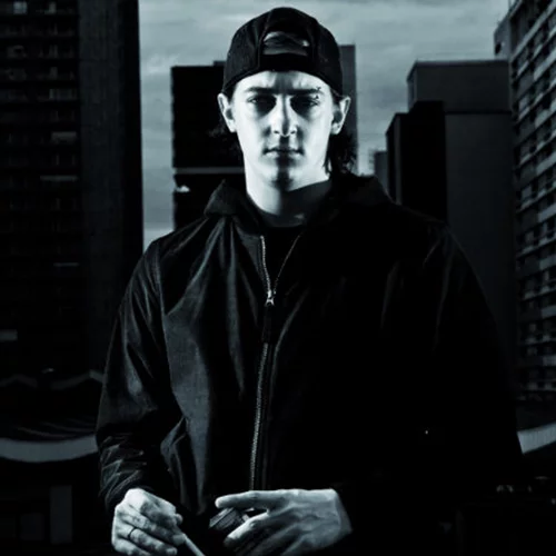 «Τρικολόρ» synthwave συμφωνία με τον Perturbator στο «Gagarin 205»