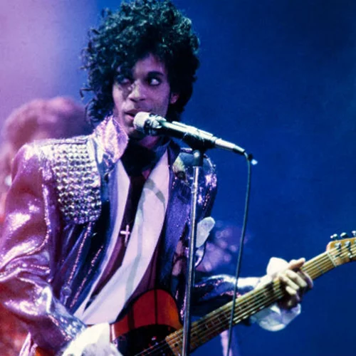 To Netflix ντύνεται στα μοβ για χάρη του Prince