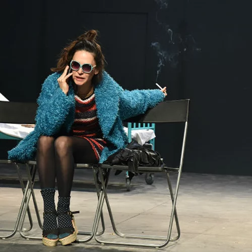 Για τη Μαίρη Μηνά, το θέατρο είναι σπαρταριστή ζωή σε σκηνογραφία