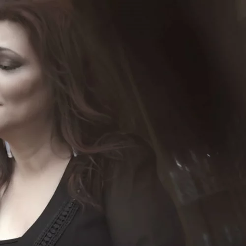 Η Ελένη Βιτάλη τραγουδά για τους "Δρόμους που αγάπησε" στο Θέατρο Βράχων