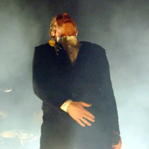 Ακούσαμε τον επιβλητικό Peter Murphy σε ένα ατμοσφαιρικό live στο Τάε Κβον Ντο