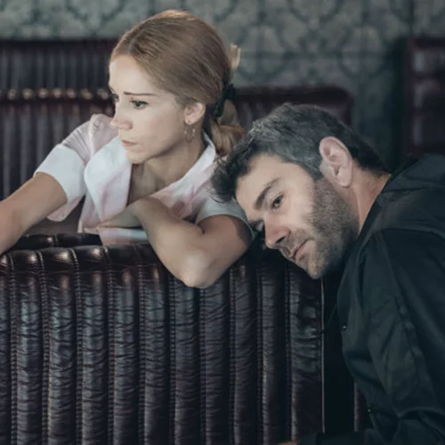 Τάσος Ιορδανίδης και Ιωάννα Παππά μοιράζονται μια μοιραία νύχτα στο «Φράνκι και Τζόνι»