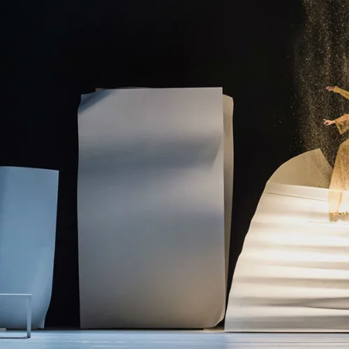 Μια ενήλικη «Σταχτοπούτα» χορεύει ανάμεσά μας