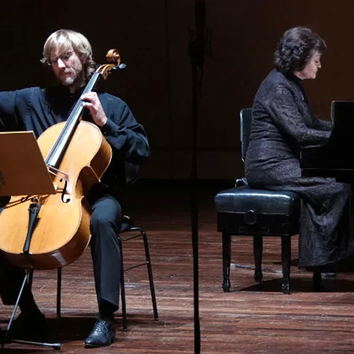 Όταν ένα νηφάλιο βιολοντσέλο κλέβει τις εντυπώσεις από δύο εξωστρεφή βιολιά