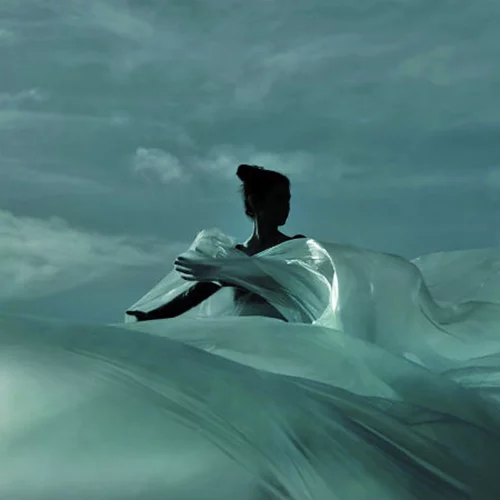 Δύο περφόρμανς φλερτάρουν με το χορό και το σώμα