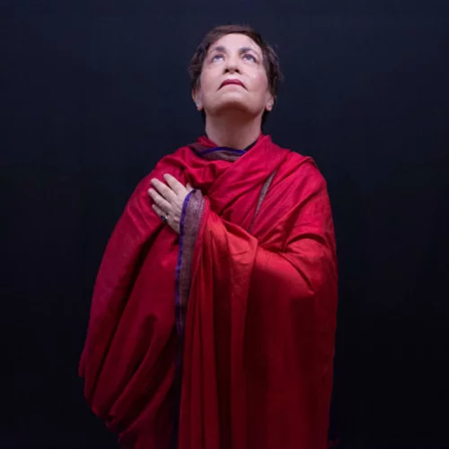 Η Ασπασία Κράλλη μονολογεί συνδέοντας το ανθρώπινο με το θείο