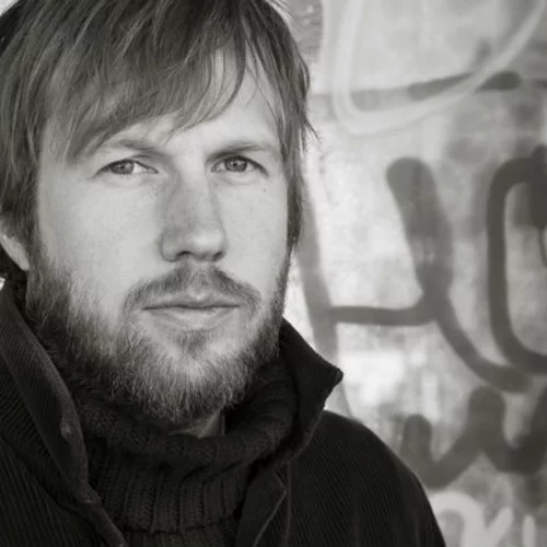 Ο σκηνοθέτης του «Κάτω Από το Δέντρο» μας εξηγεί γιατί τα ισλανδικά δέντρα προκαλούν απαγωγές κατοικίδιων