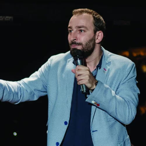 Ο Γιώργος Χατζηπαύλου φτιάχνει το πιο τρυφερό «Τάιμινγκ»