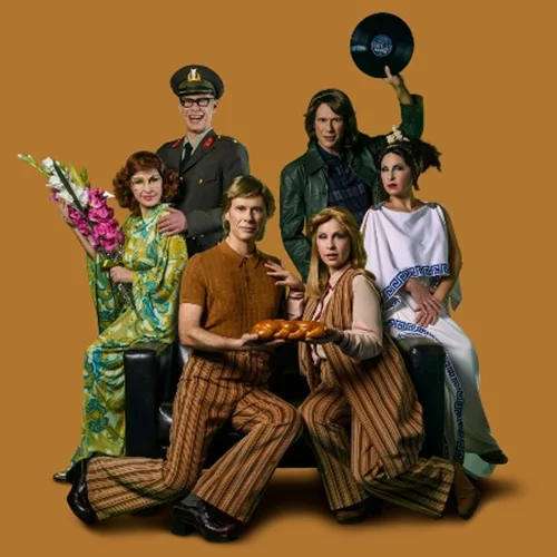 Ο Γιάννης Καλαβριανός, η Μαρία Κοσκινά και ο Γιώργος Γλάστρας μας κερνούν «Κουμ κουάτ»…