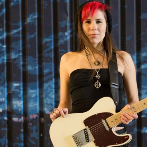 Tι σόι κιθαρίστρια είναι η Ειρήνη Κετικίδη;