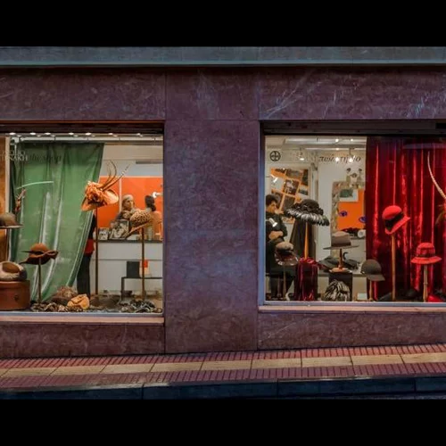 Εγκαίνια Εβδομάδας | Γιατί η οδός Κριεζώτου γέμισε καπέλα και φινέτσα; (18-24/2)