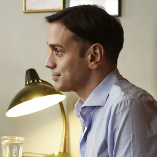 Μάνος Καρατζογιάννης: «Έχω ανάγκη να ανήκω στη φυλή του θεάτρου»