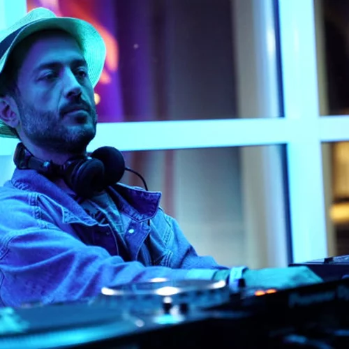 Οι Kormoranos και Needless υποδέχονται τον Baris K στο Ρομάντσο